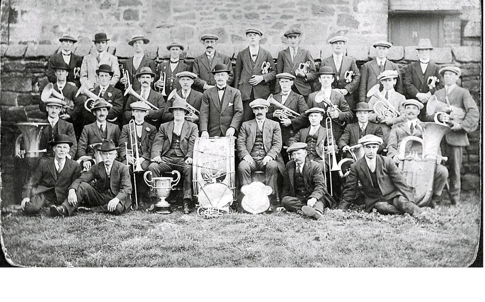 Netherton Colliery Brass Band 1922 sharpened.jpg